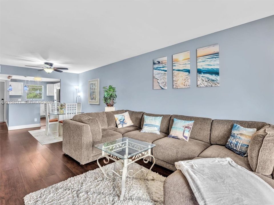 For Sale: $195,000 (2 beds, 2 baths, 950 Square Feet)