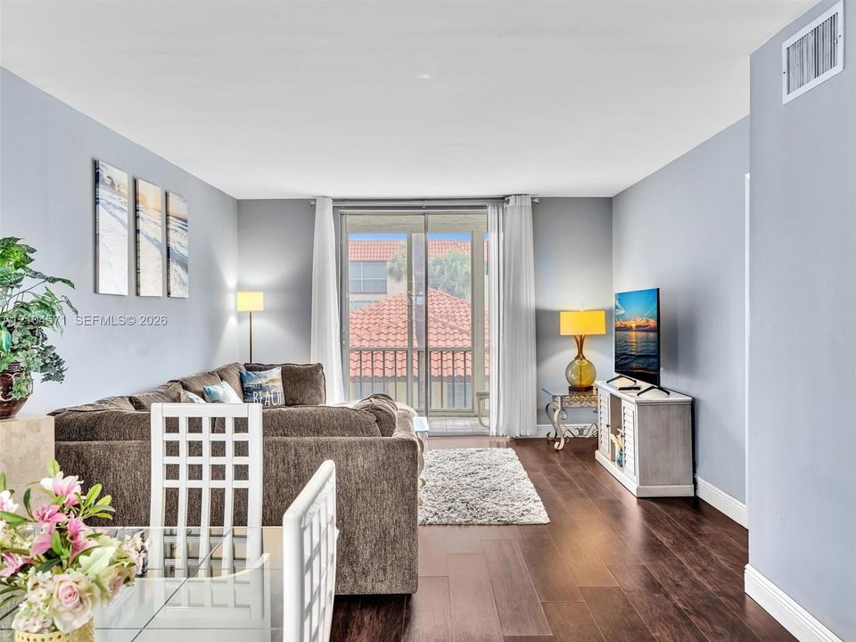 For Sale: $195,000 (2 beds, 2 baths, 950 Square Feet)
