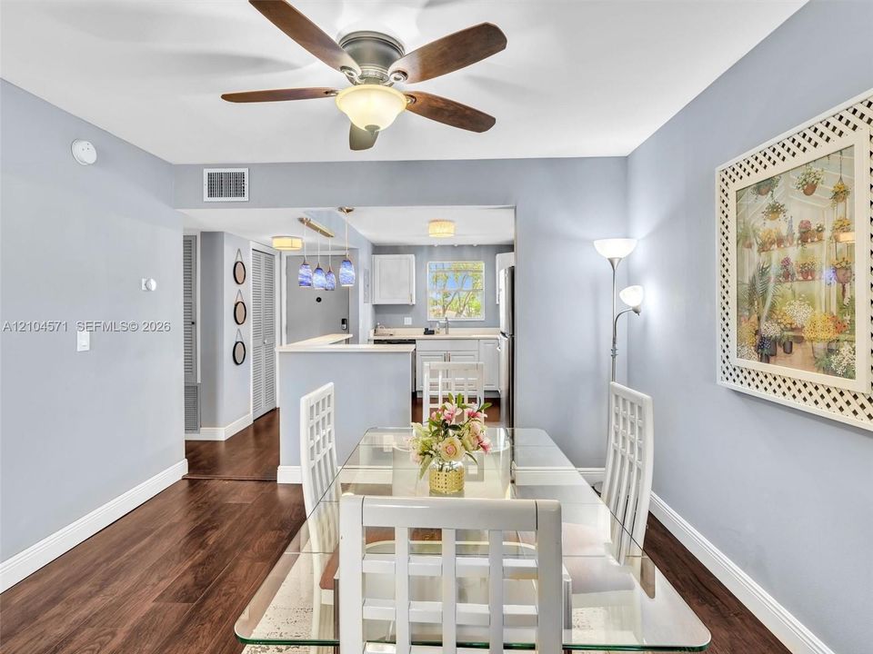 For Sale: $195,000 (2 beds, 2 baths, 950 Square Feet)