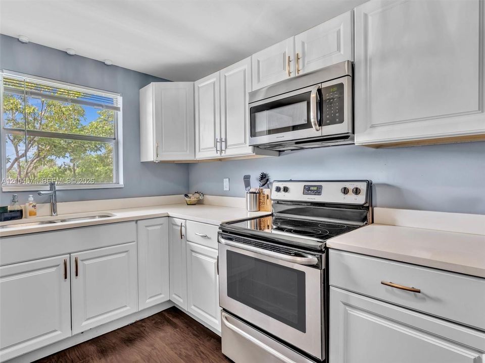 For Sale: $195,000 (2 beds, 2 baths, 950 Square Feet)