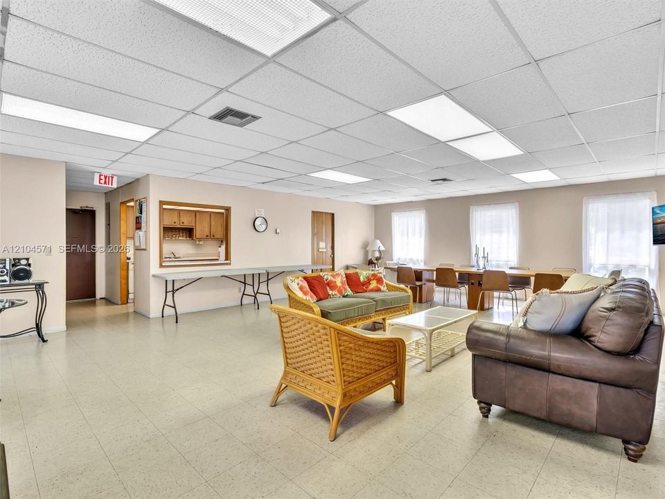 For Sale: $195,000 (2 beds, 2 baths, 950 Square Feet)