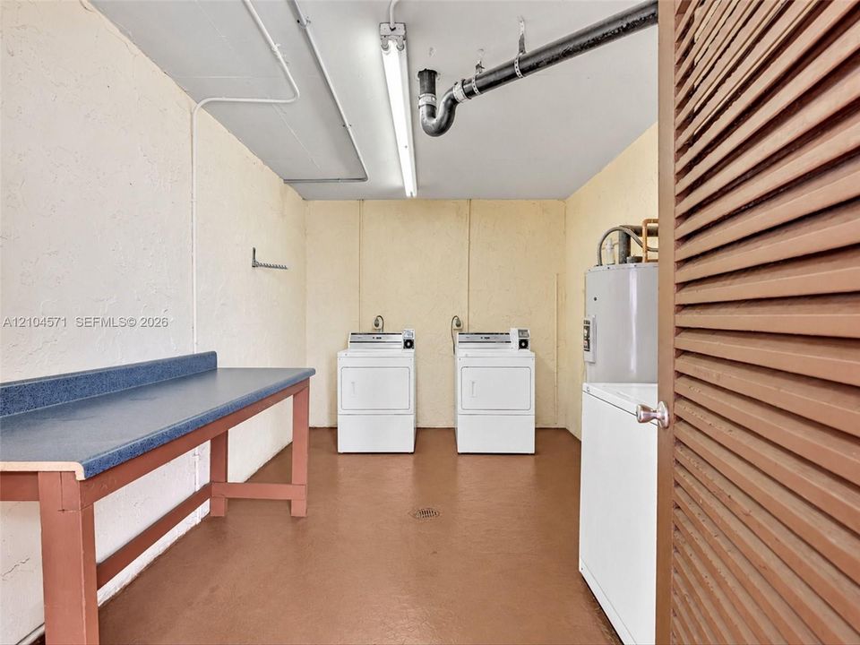 For Sale: $195,000 (2 beds, 2 baths, 950 Square Feet)
