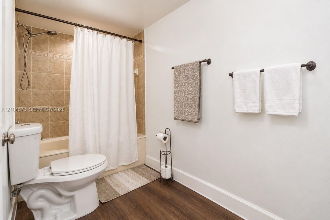 For Sale: $400,000 (2 beds, 2 baths, 1282 Square Feet)