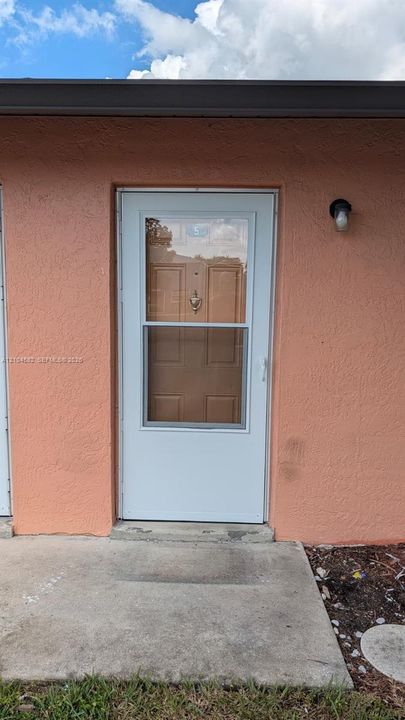 For Sale: $115,000 (1 beds, 1 baths, 708 Square Feet)