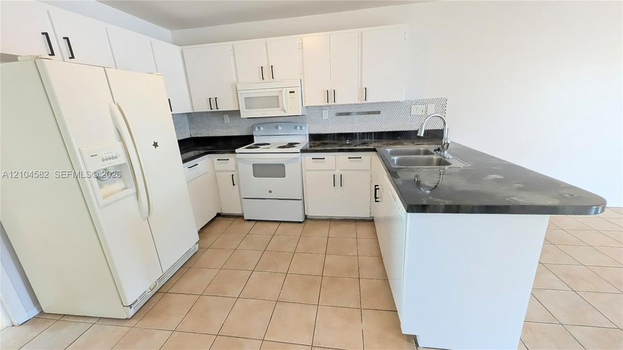 For Sale: $115,000 (1 beds, 1 baths, 708 Square Feet)