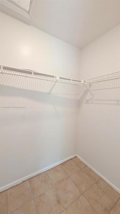 For Sale: $115,000 (1 beds, 1 baths, 708 Square Feet)