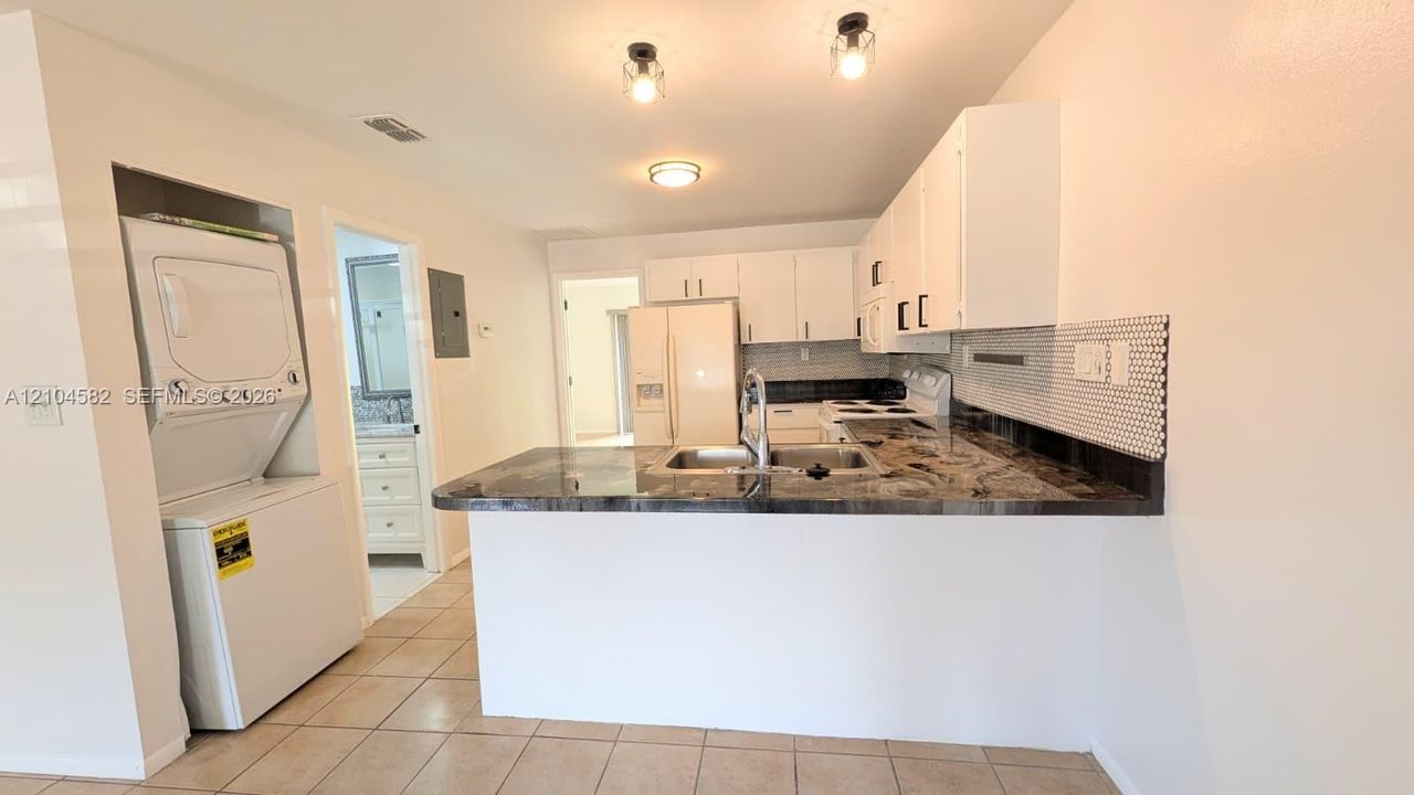 For Sale: $115,000 (1 beds, 1 baths, 708 Square Feet)