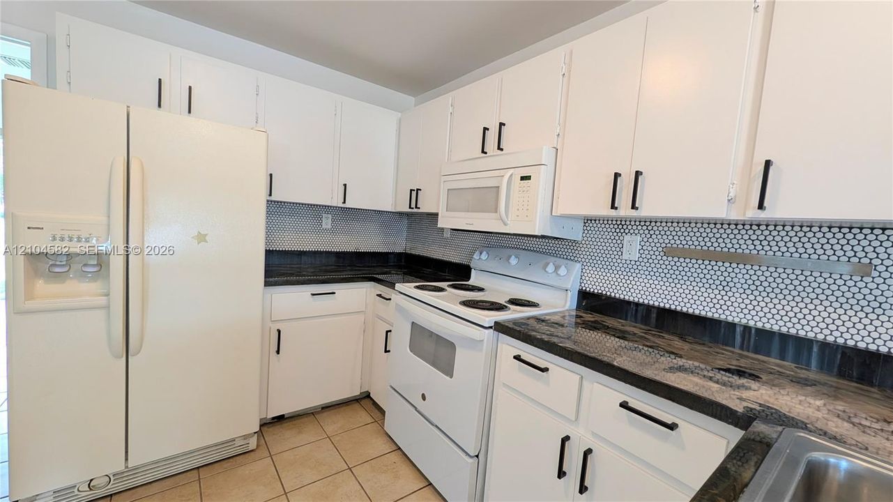 For Sale: $115,000 (1 beds, 1 baths, 708 Square Feet)