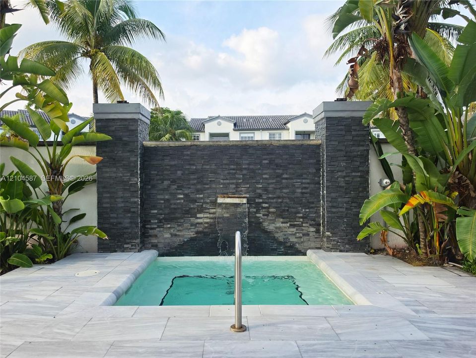 For Sale: $299,900 (1 beds, 1 baths, 743 Square Feet)