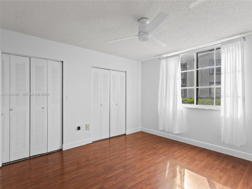 For Sale: $299,900 (1 beds, 1 baths, 743 Square Feet)