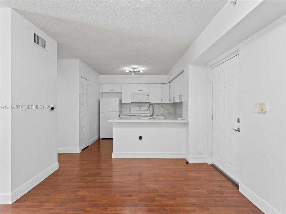 For Sale: $299,900 (1 beds, 1 baths, 743 Square Feet)