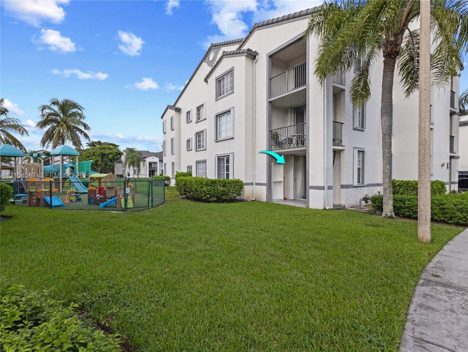 For Sale: $299,900 (1 beds, 1 baths, 743 Square Feet)