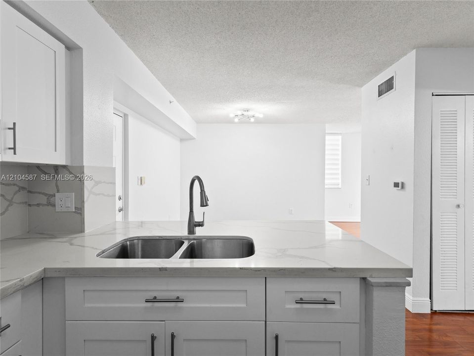 For Sale: $299,900 (1 beds, 1 baths, 743 Square Feet)