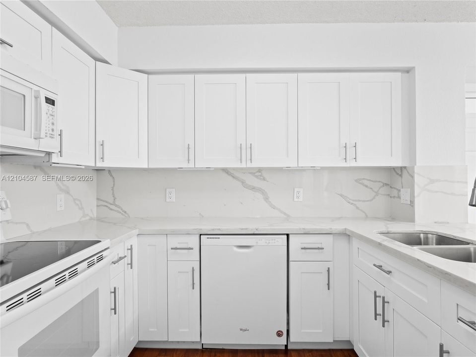 For Sale: $299,900 (1 beds, 1 baths, 743 Square Feet)