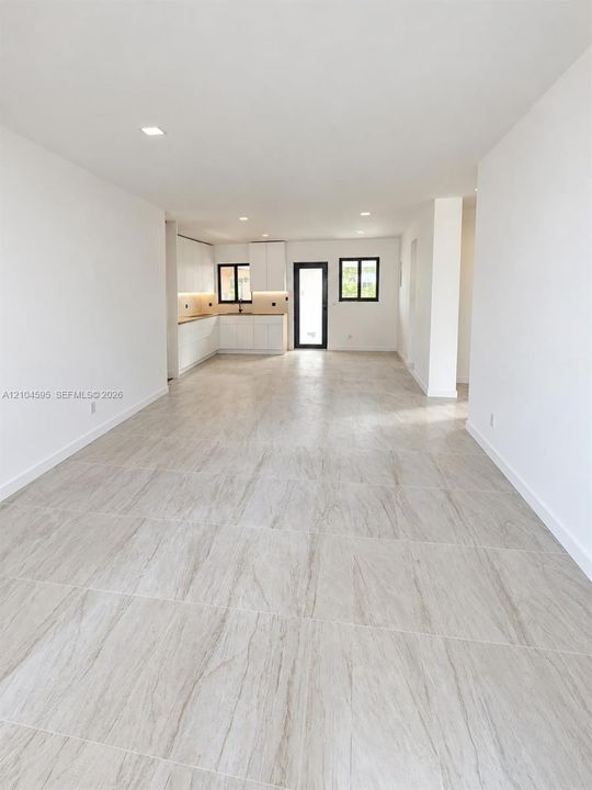 В аренду: $2,600 (2 спален, 1 ванн, 2061 Квадратных фут)