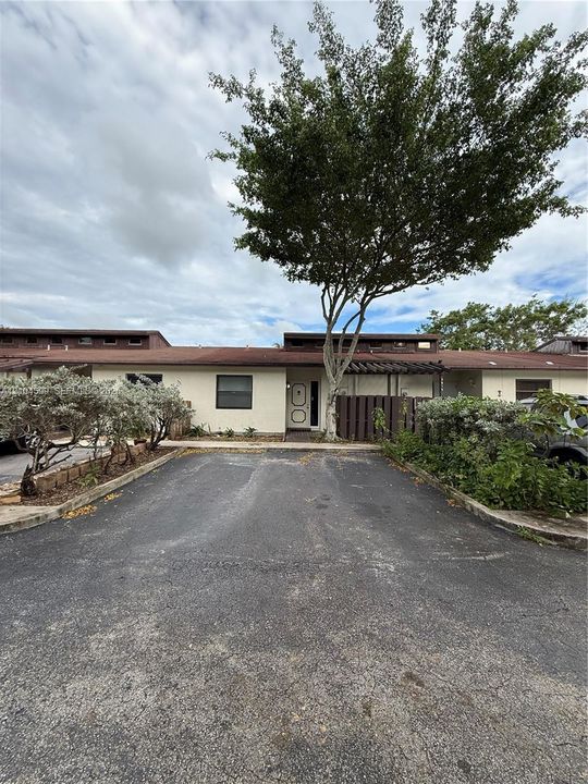For Rent: $2,325 (2 beds, 2 baths, 1050 Square Feet)
