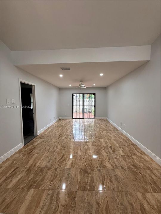 For Rent: $2,325 (2 beds, 2 baths, 1050 Square Feet)