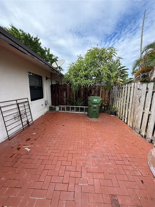 For Rent: $2,325 (2 beds, 2 baths, 1050 Square Feet)