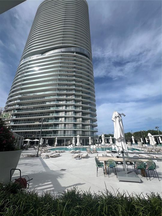 For Rent: $8,700 (1 beds, 1 baths, 732 Square Feet)