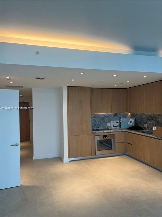For Rent: $8,700 (1 beds, 1 baths, 732 Square Feet)