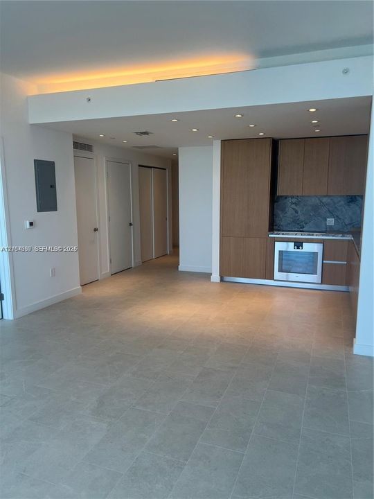 For Rent: $8,700 (1 beds, 1 baths, 732 Square Feet)
