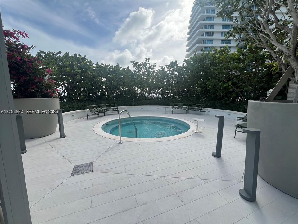 For Rent: $8,700 (1 beds, 1 baths, 732 Square Feet)