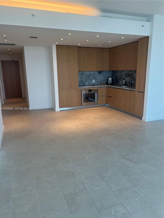 For Rent: $8,700 (1 beds, 1 baths, 732 Square Feet)