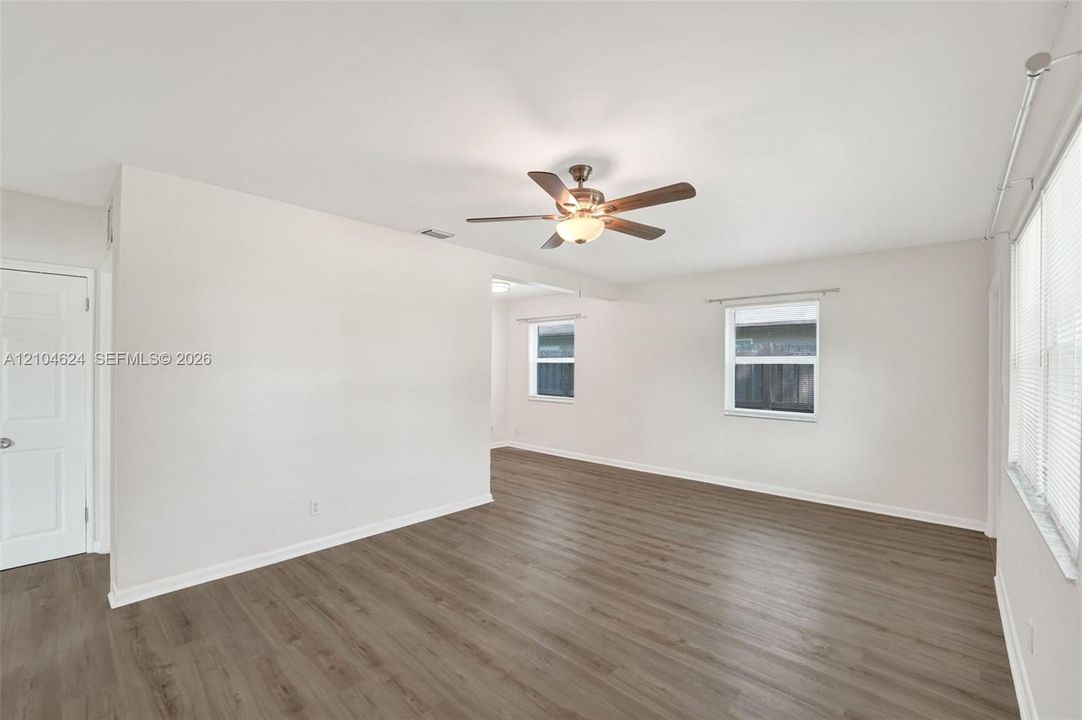 3/1 living room, bright and open