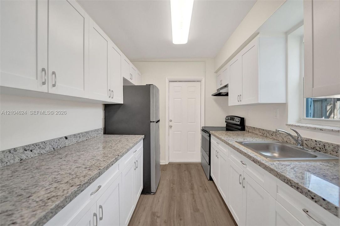 3/1 kitchen: shaker cabinets, granite counters, stainless appliances