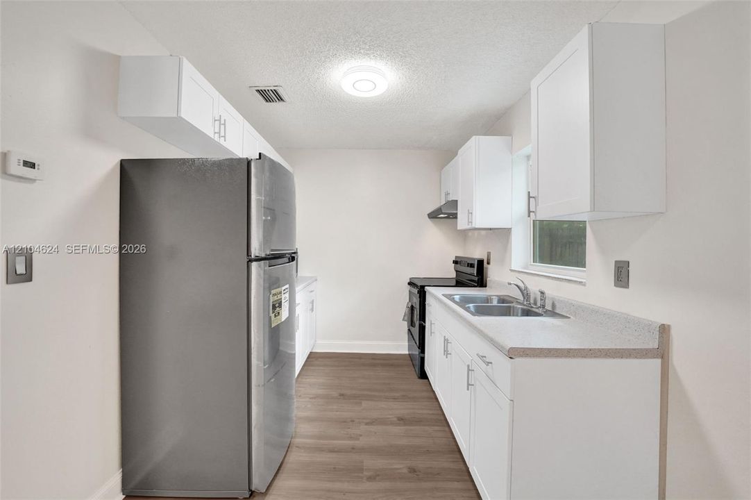 2/1 kitchen with brand-new stainless appliances