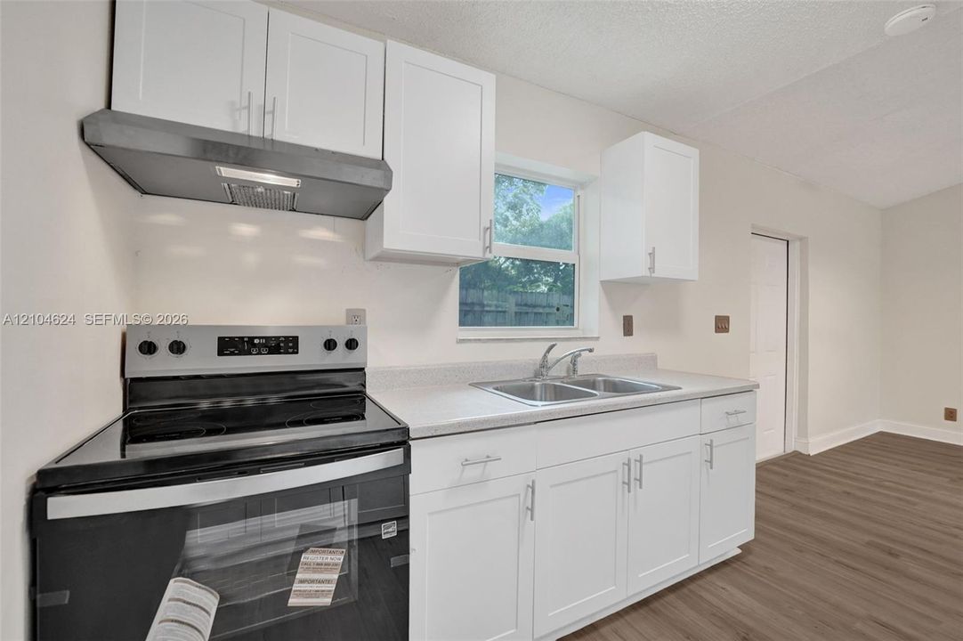 Brand-new range and range hood in the 2/1