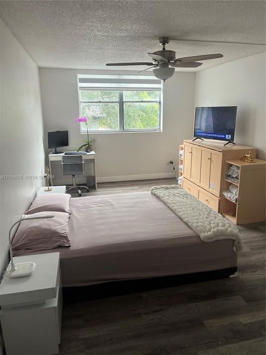 For Sale: $236,000 (2 beds, 2 baths, 895 Square Feet)