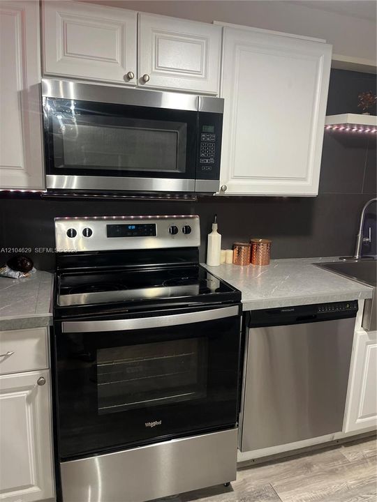 For Sale: $236,000 (2 beds, 2 baths, 895 Square Feet)