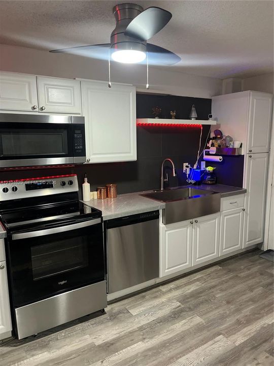 For Sale: $236,000 (2 beds, 2 baths, 895 Square Feet)