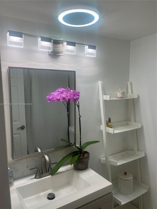 For Sale: $236,000 (2 beds, 2 baths, 895 Square Feet)