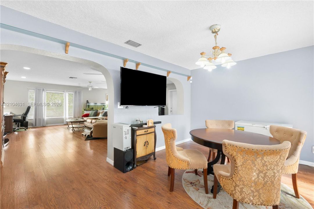 For Sale: $399,900 (2 beds, 2 baths, 1654 Square Feet)
