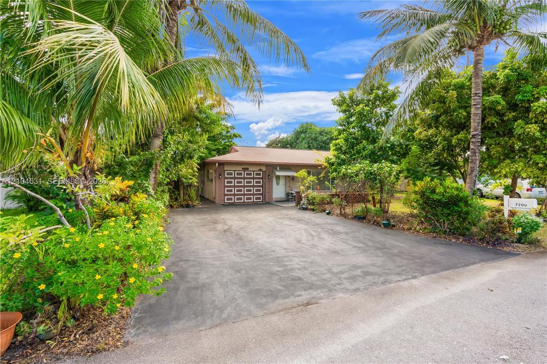For Sale: $399,900 (2 beds, 2 baths, 1654 Square Feet)