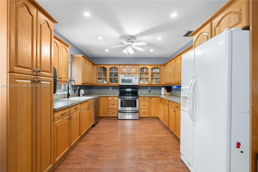 For Sale: $399,900 (2 beds, 2 baths, 1654 Square Feet)