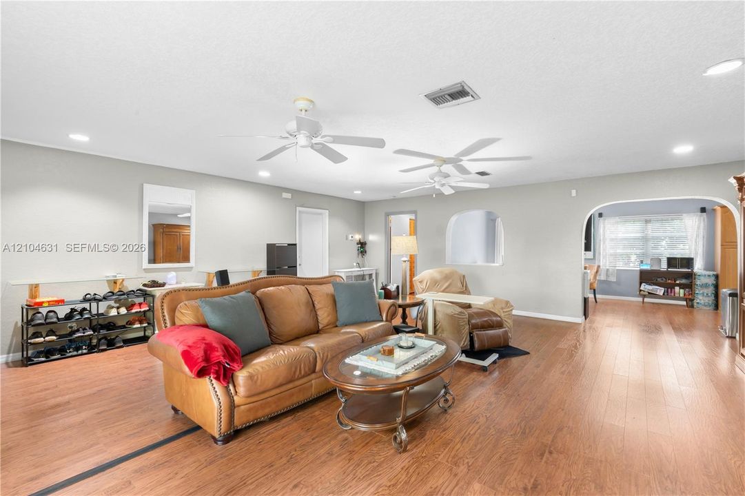 For Sale: $399,900 (2 beds, 2 baths, 1654 Square Feet)