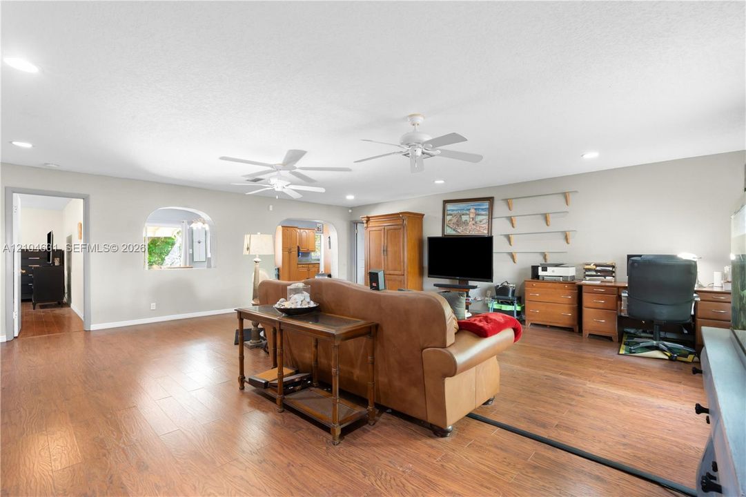 For Sale: $399,900 (2 beds, 2 baths, 1654 Square Feet)