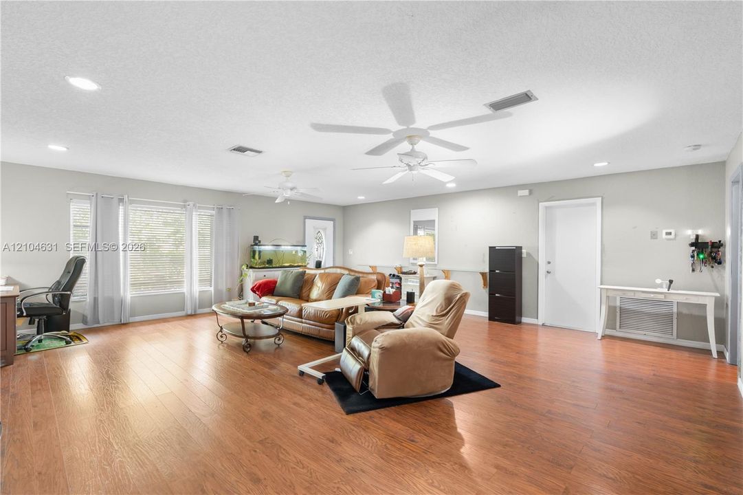 For Sale: $399,900 (2 beds, 2 baths, 1654 Square Feet)