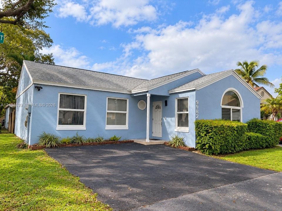 For Rent: $3,000 (3 beds, 2 baths, 1369 Square Feet)
