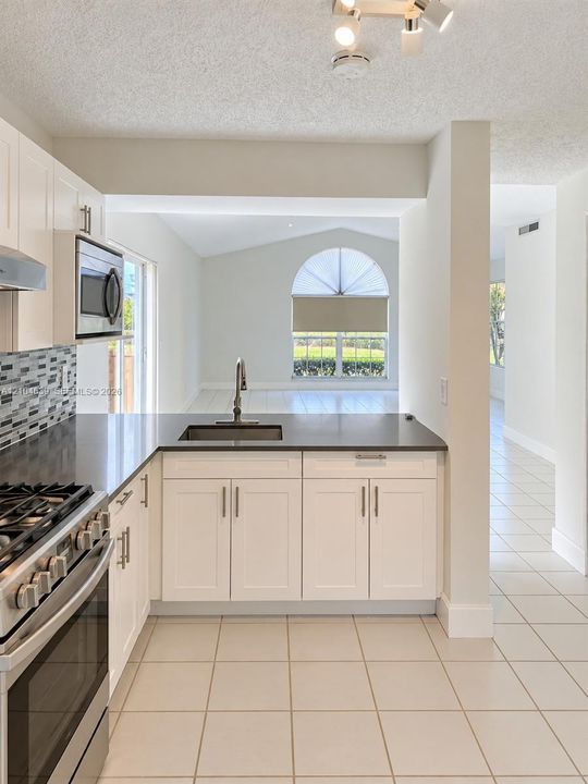 For Rent: $3,000 (3 beds, 2 baths, 1369 Square Feet)