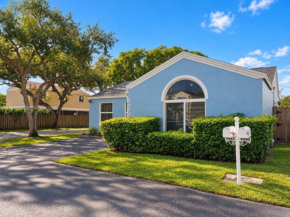 For Rent: $3,000 (3 beds, 2 baths, 1369 Square Feet)