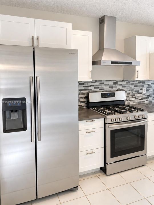 For Rent: $3,000 (3 beds, 2 baths, 1369 Square Feet)