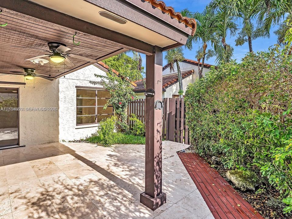For Rent: $2,750 (2 beds, 2 baths, 940 Square Feet)