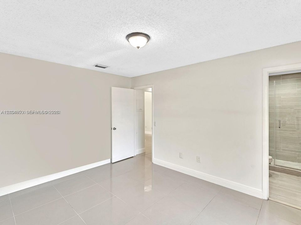 For Rent: $2,750 (2 beds, 2 baths, 940 Square Feet)