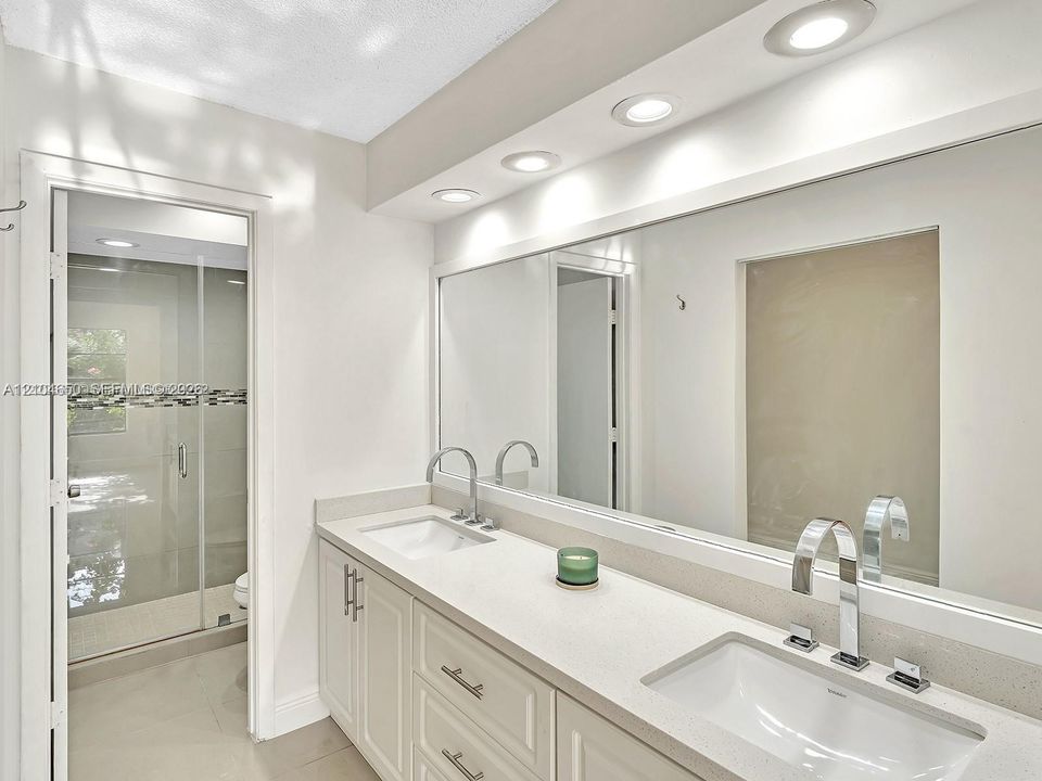 For Rent: $2,750 (2 beds, 2 baths, 940 Square Feet)