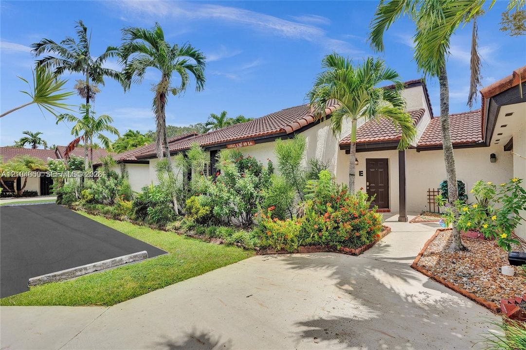 For Rent: $2,750 (2 beds, 2 baths, 940 Square Feet)