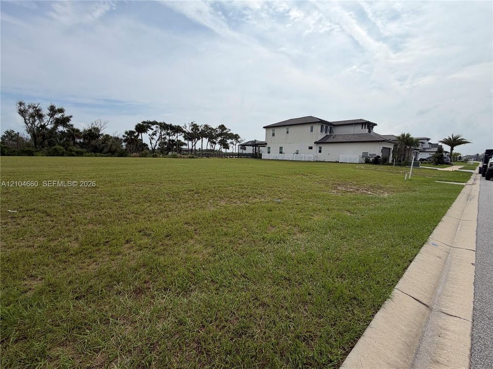 На продажу: $439,000 (0.15 acres)